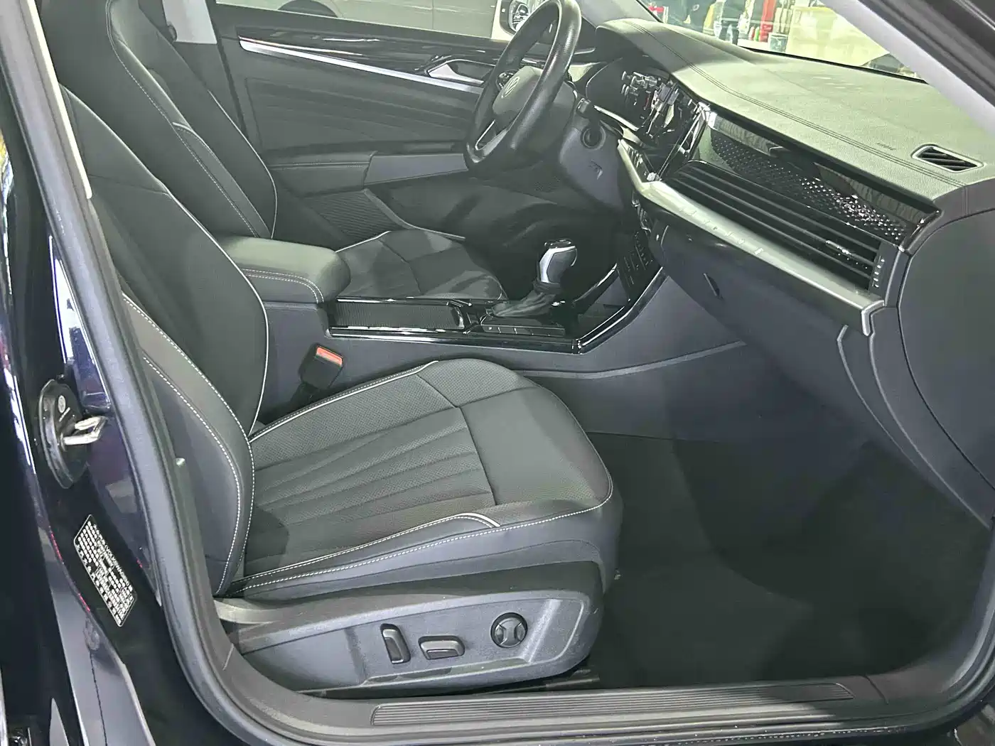 Volkswagen Passat 2024 380TSI Elite Edition фото 8