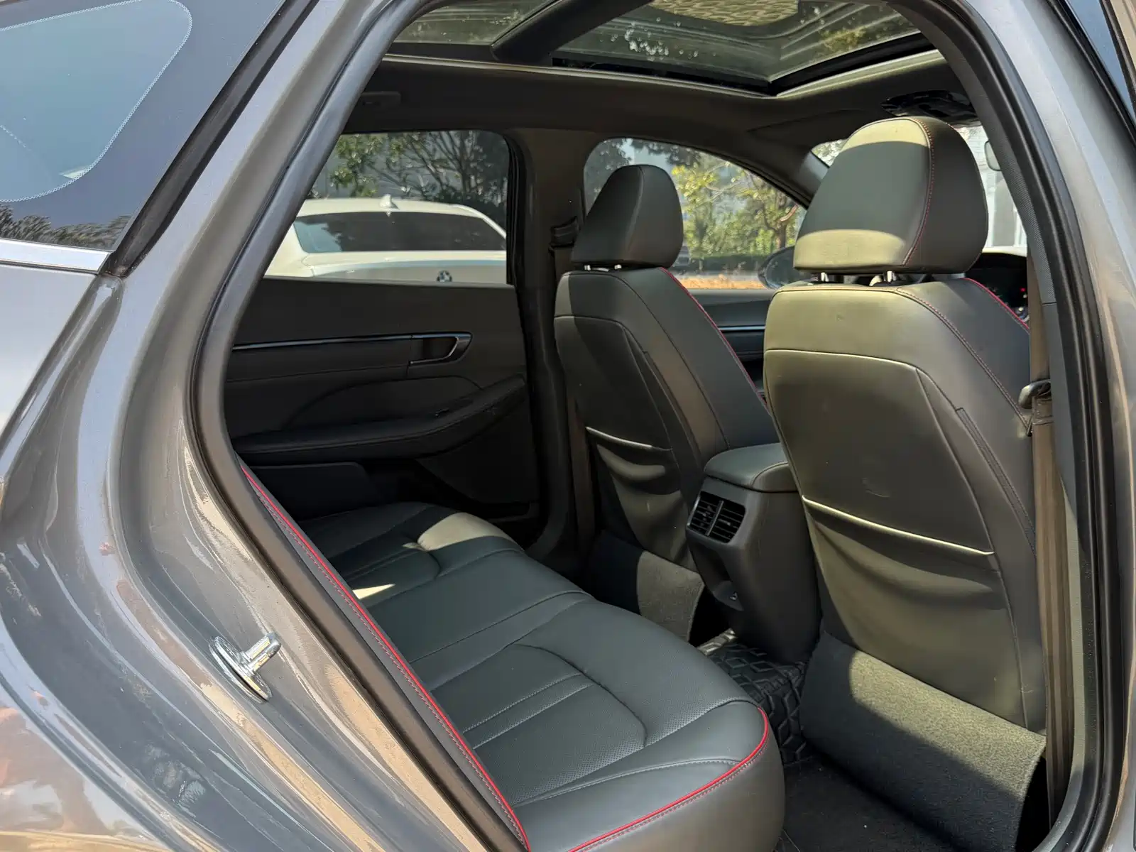 Photo 11 - Hyundai Sonata