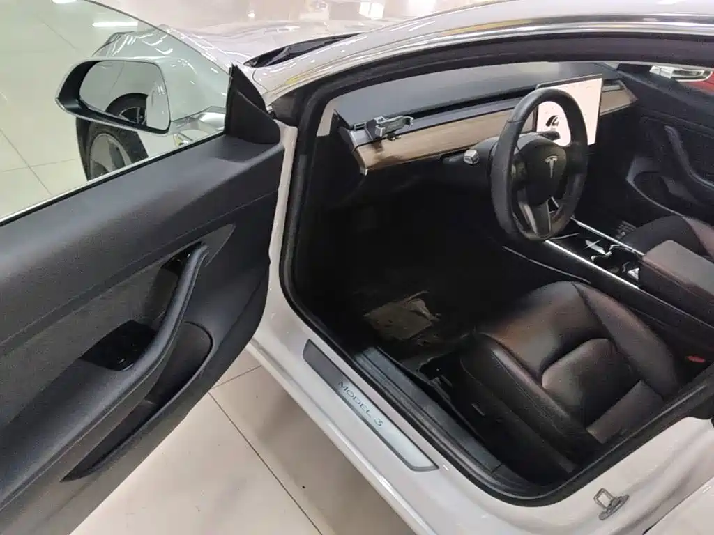 Фото 16 - Tesla Model 3