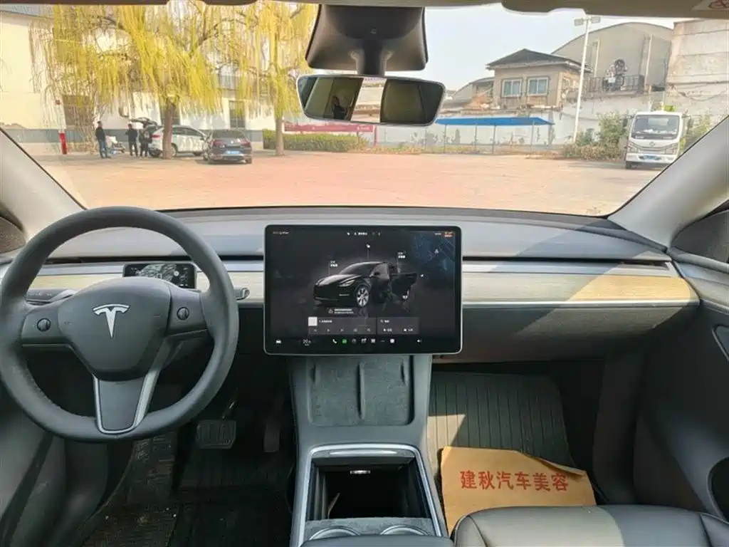 TESLA MODEL Y