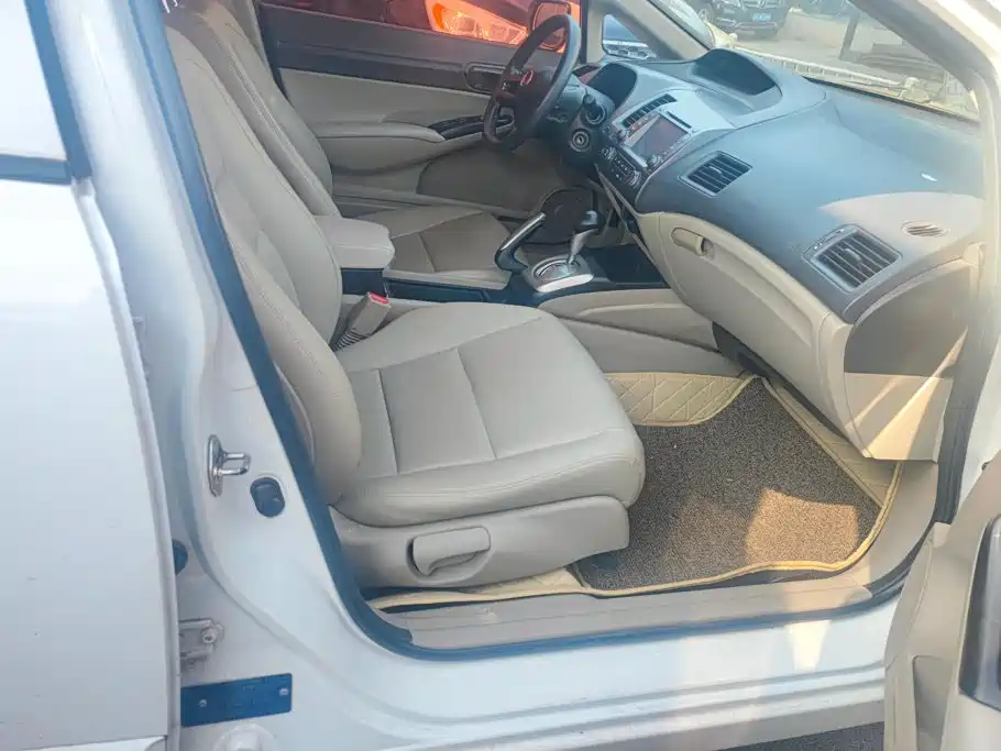 CIIMO CIIMO 2014 2012 1.8L Automatic