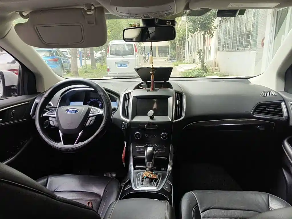 Фото 11 - Ford Edge
