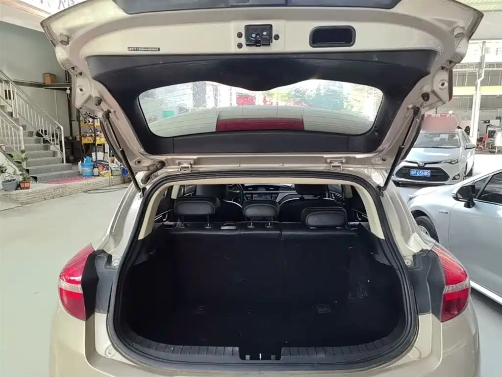 Фото 19 - Geely Emgrand GS