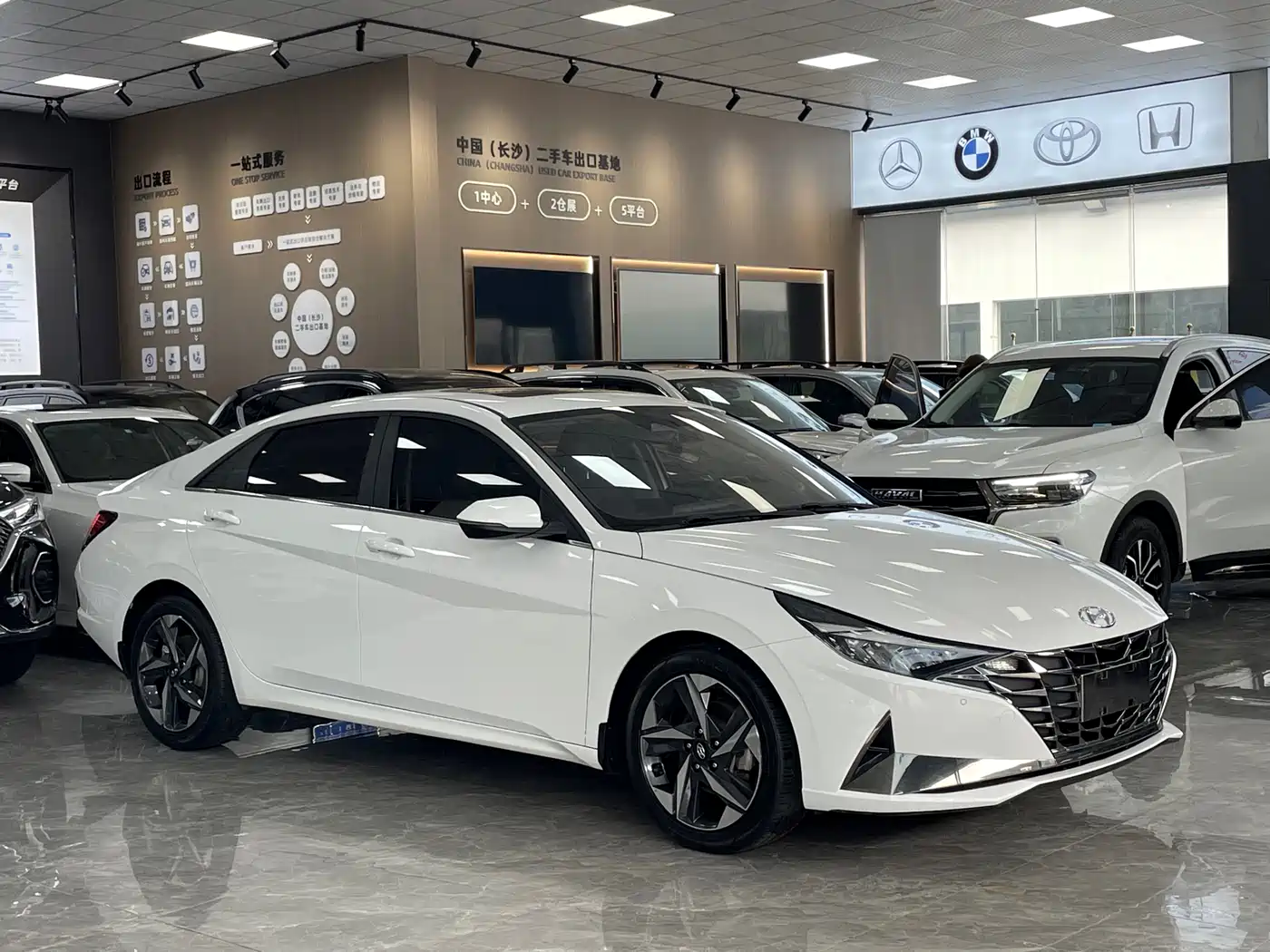 Hyundai Elantra 2022 1.5L CVT LUX Premium Edition фото 3