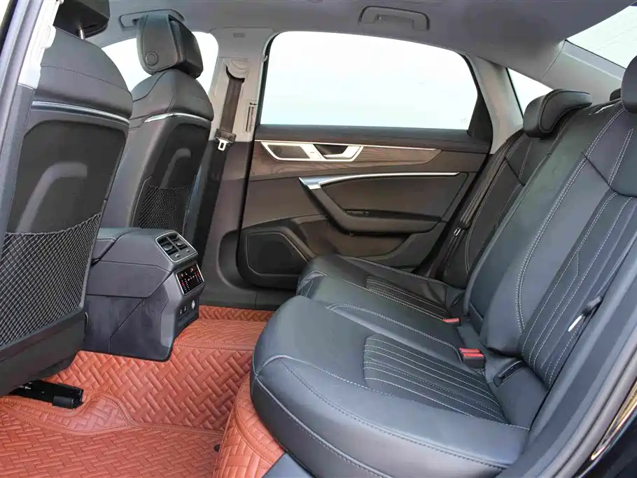 Фото 7 - Audi A6L