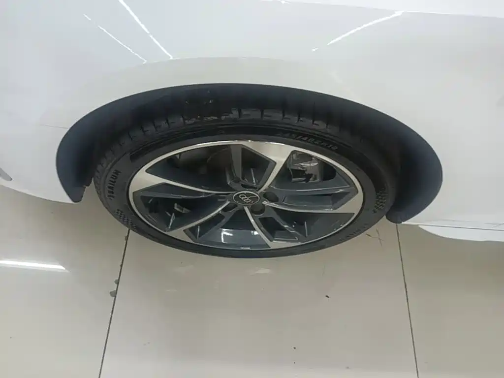 Фото 23 - Audi A4L