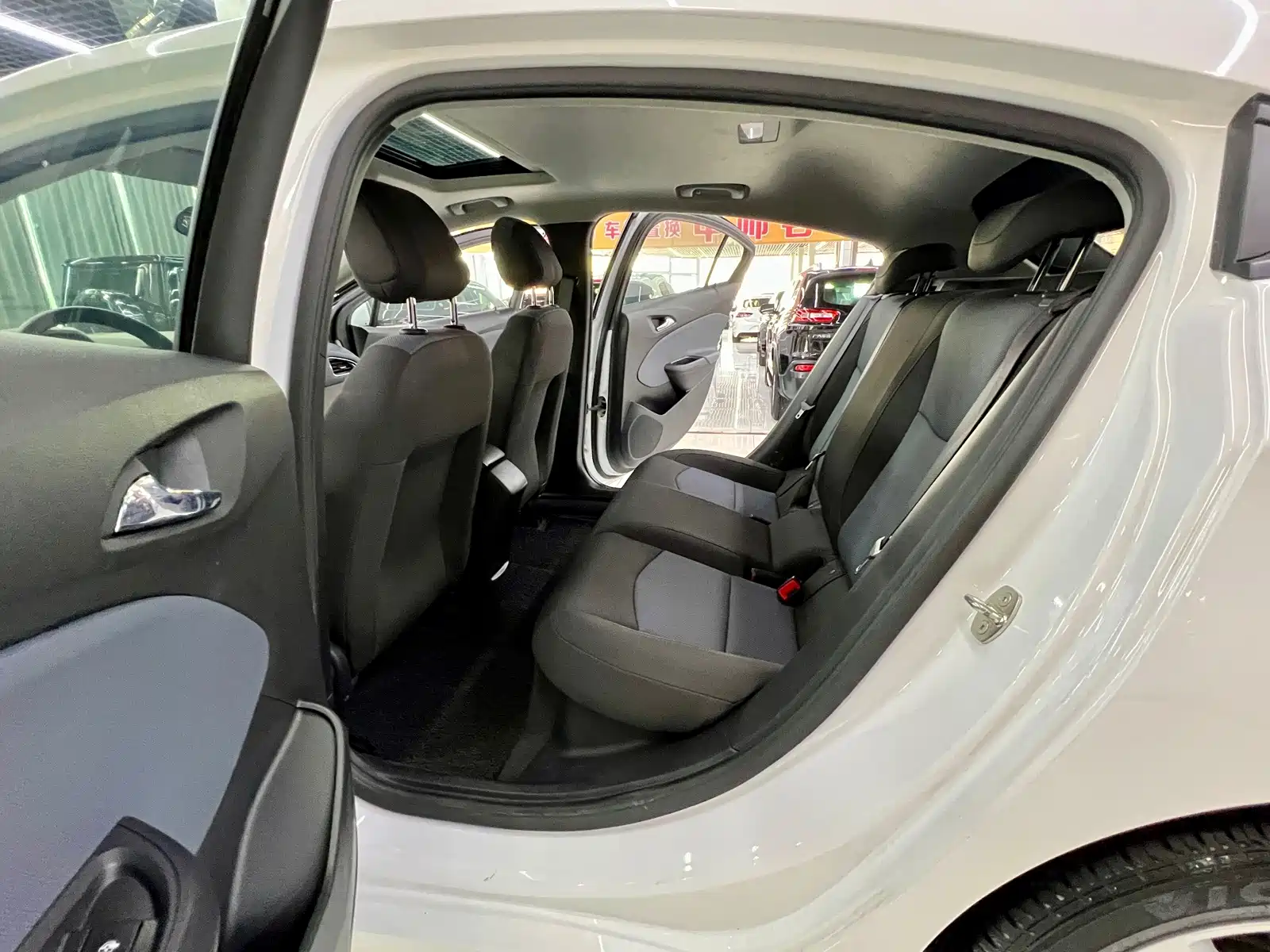 Photo 13 - Chevrolet Cruze