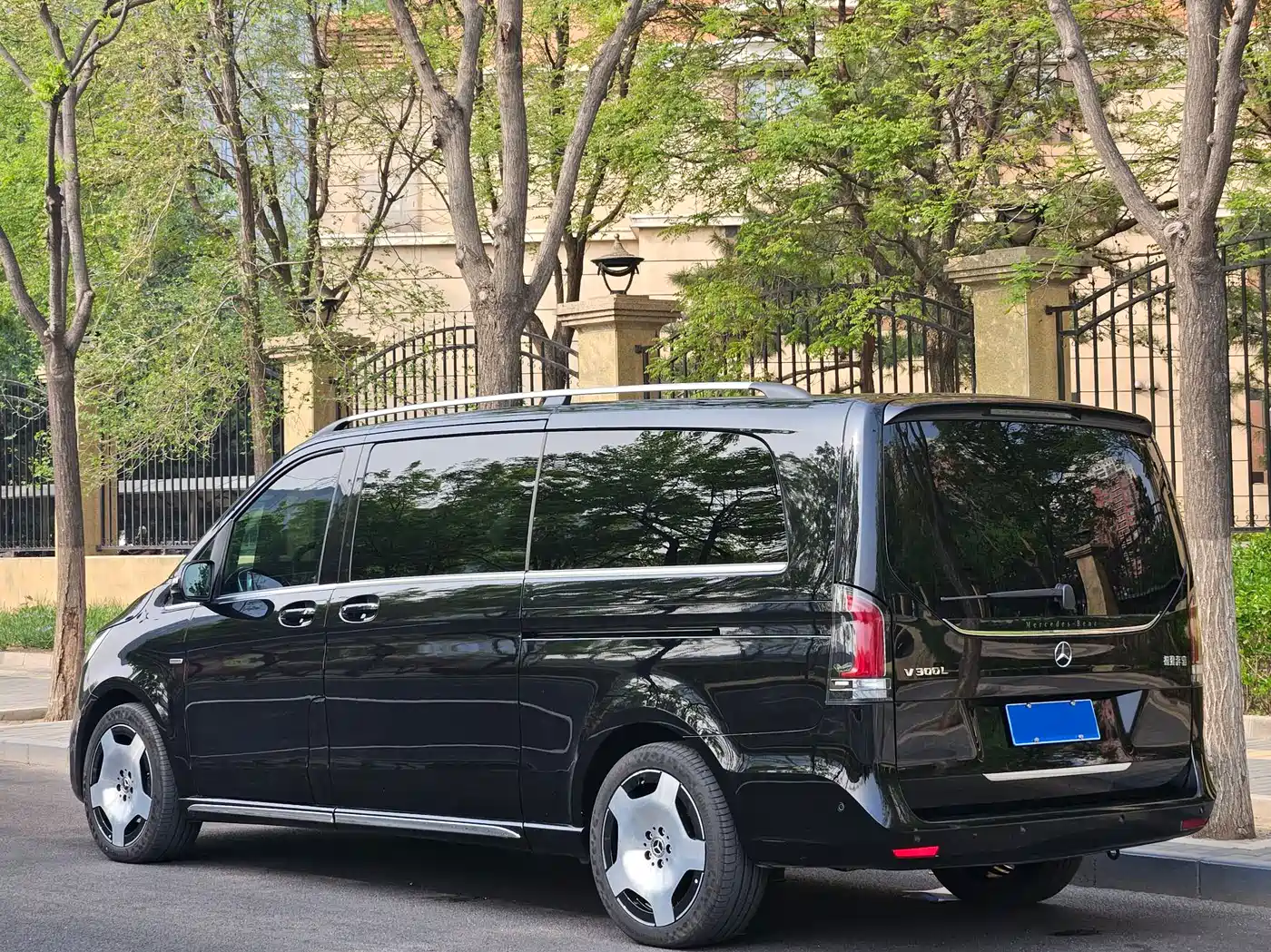 Mercedes-Benz V-Class 2024 V 300 L Long Wheelbase Luxury Edition фото 3
