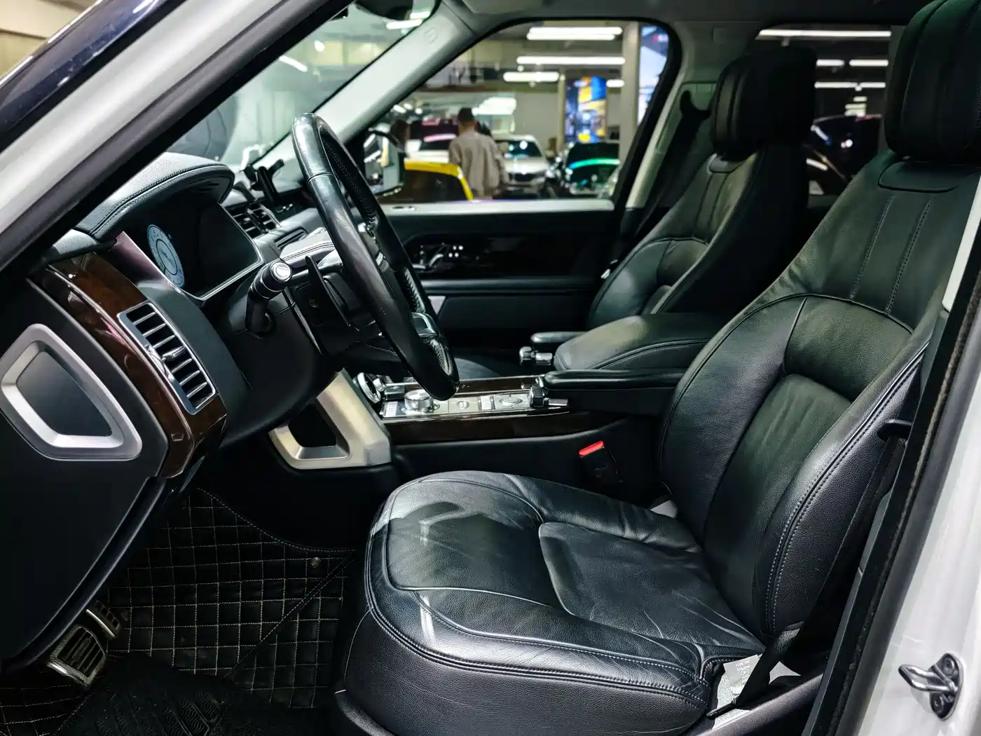 Land Rover Range Rover 2021 3.0 L6 Golden Age Edition фото 12