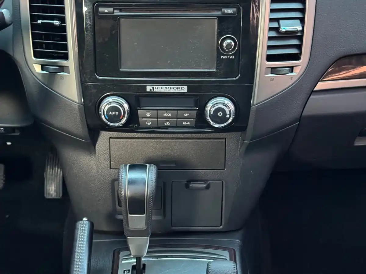 Mitsubishi Pajero (Import) 2018 3.0L Automatic Luxury Edition фото 9