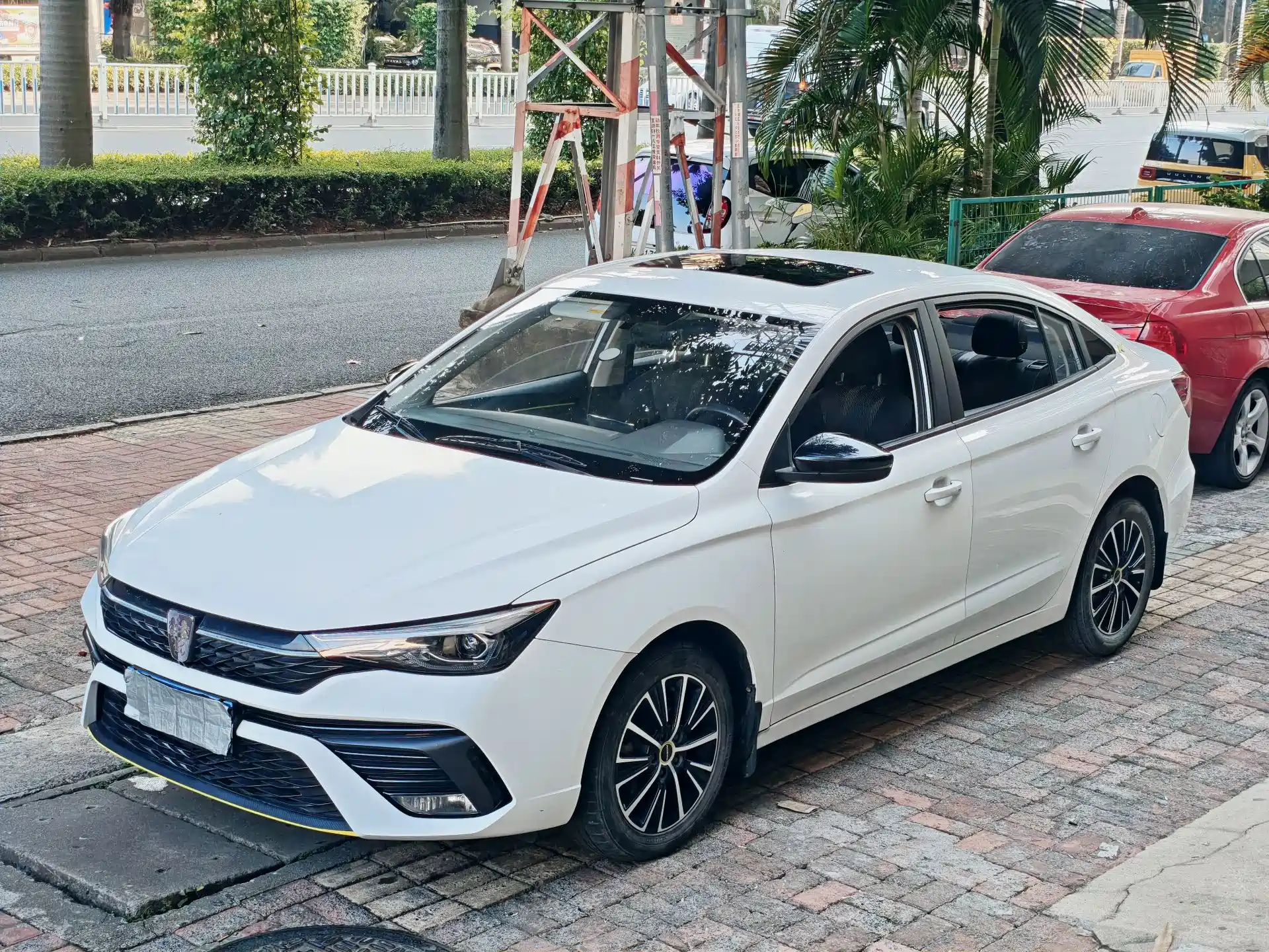 Фото 1 - Roewe i5