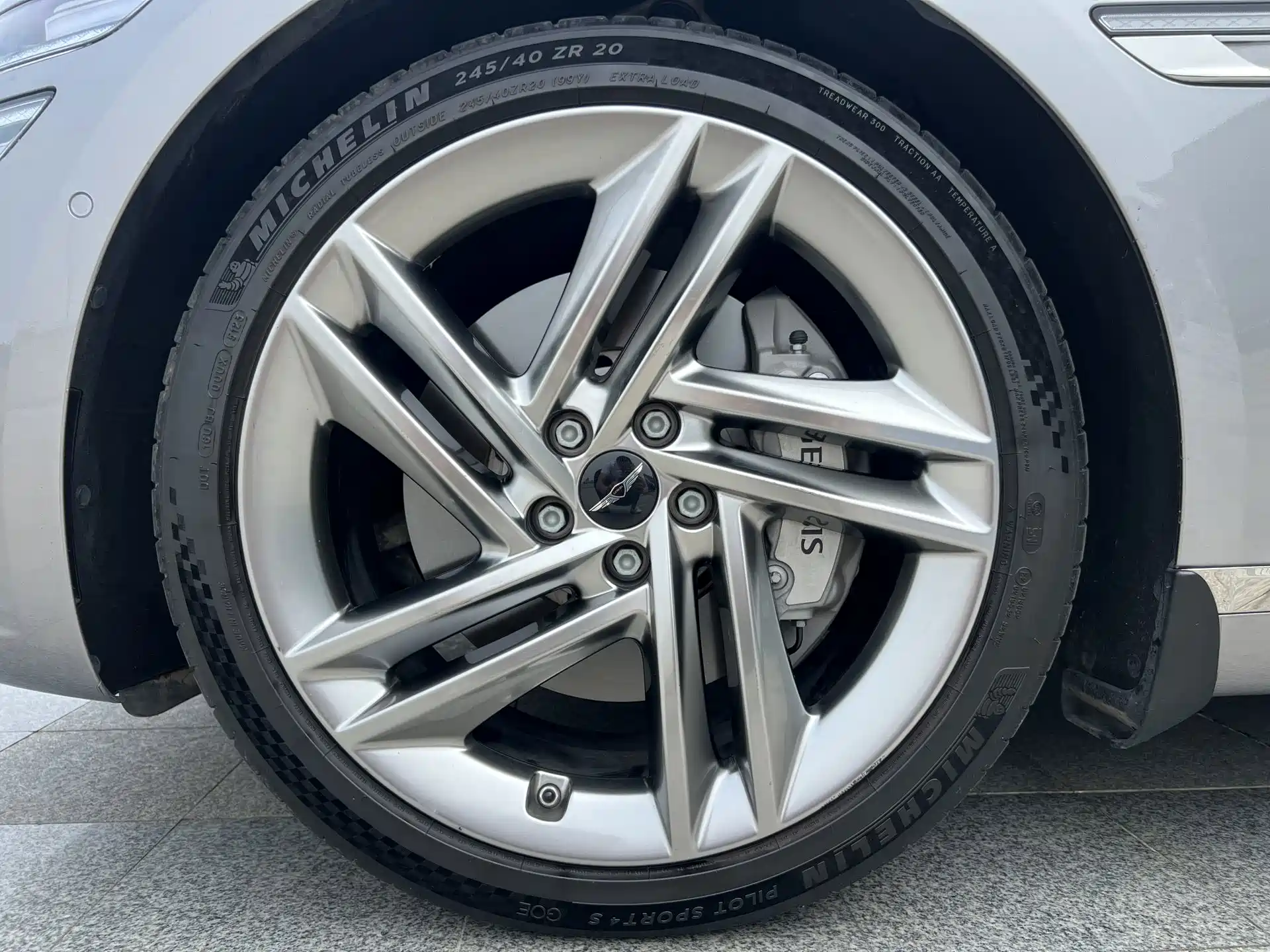 Фото 15 - Genesis G80