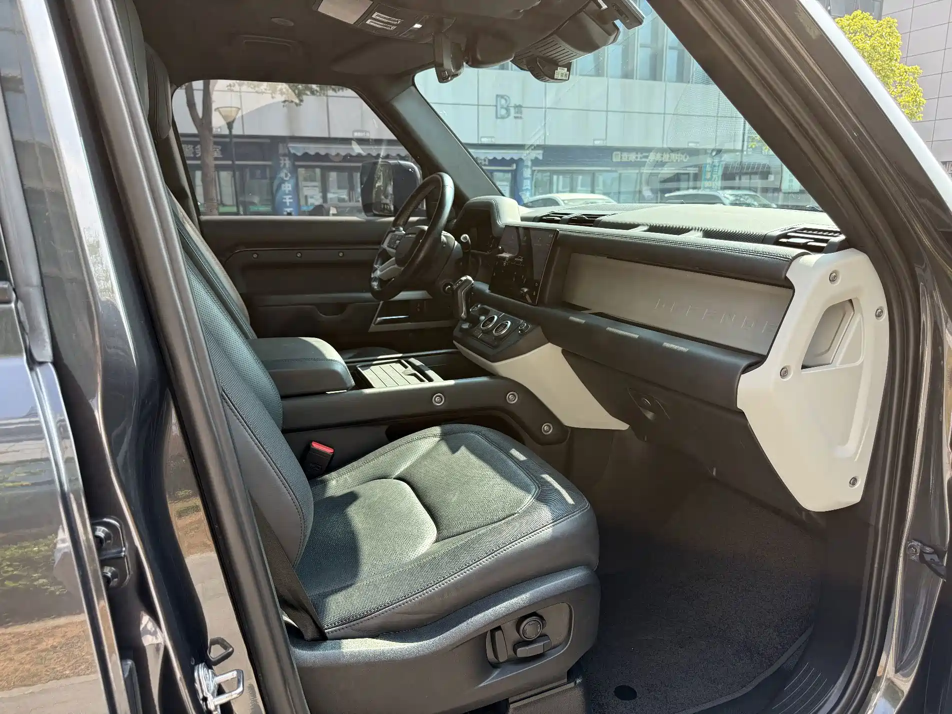 Photo 8 - Land Rover Defender