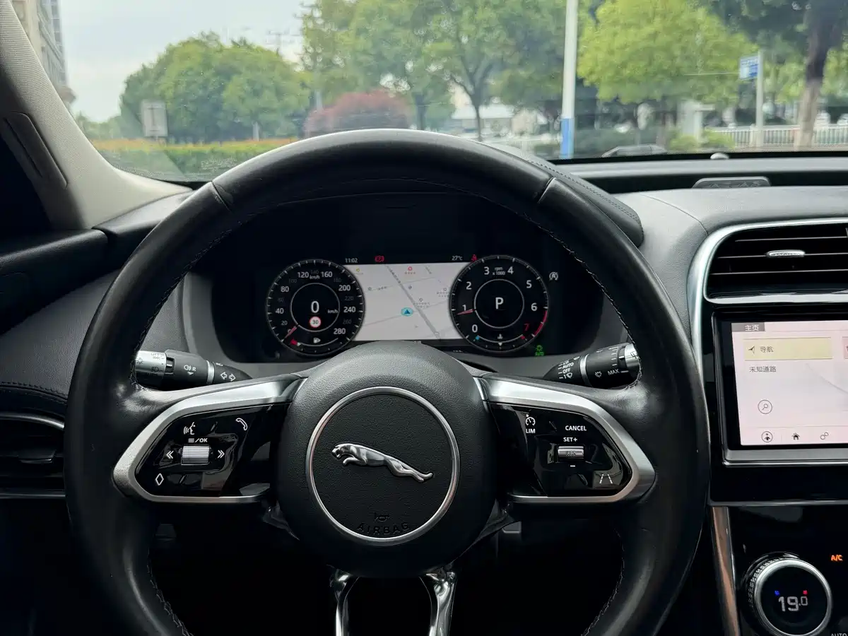 Photo 10 - Jaguar XEL