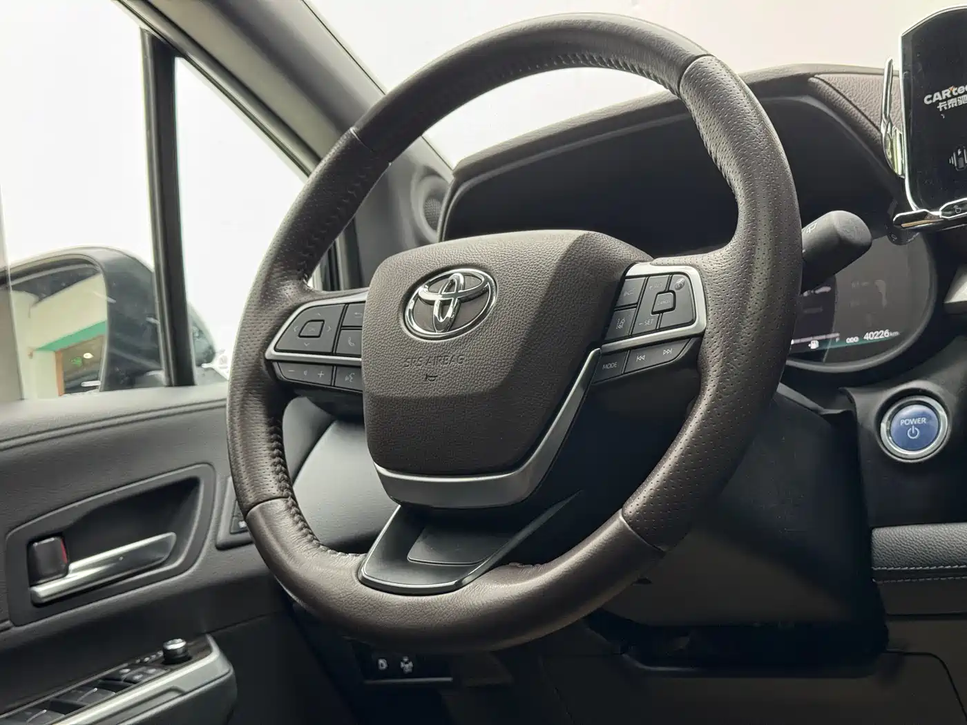 Toyota Sienna 2023 2.5L Hybrid Platinum Edition фото 12