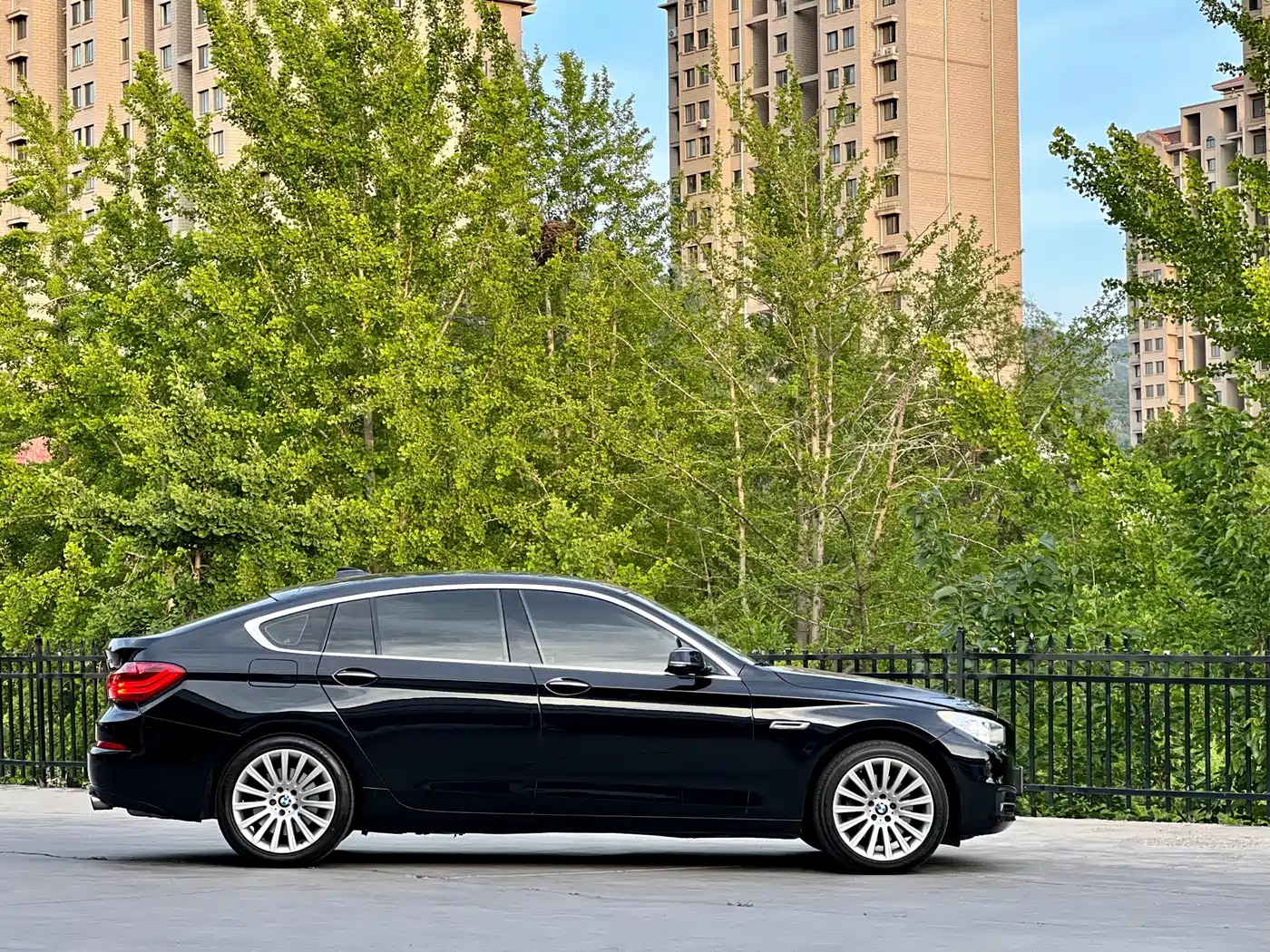 BMW 5 Series GT 2014 535i Leading фото 5