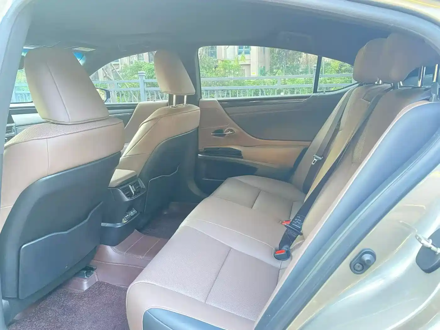 Lexus ES 2023 200 Excellence Edition фото 6