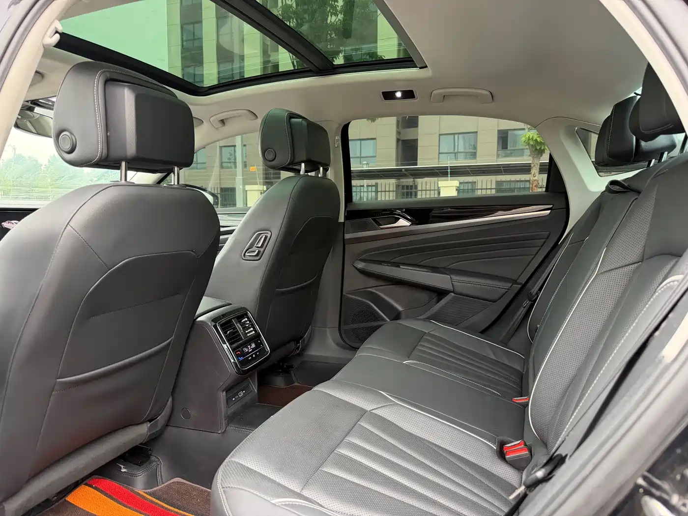 Volkswagen Passat 2024 380TSI Starlight Luxury Edition фото 8
