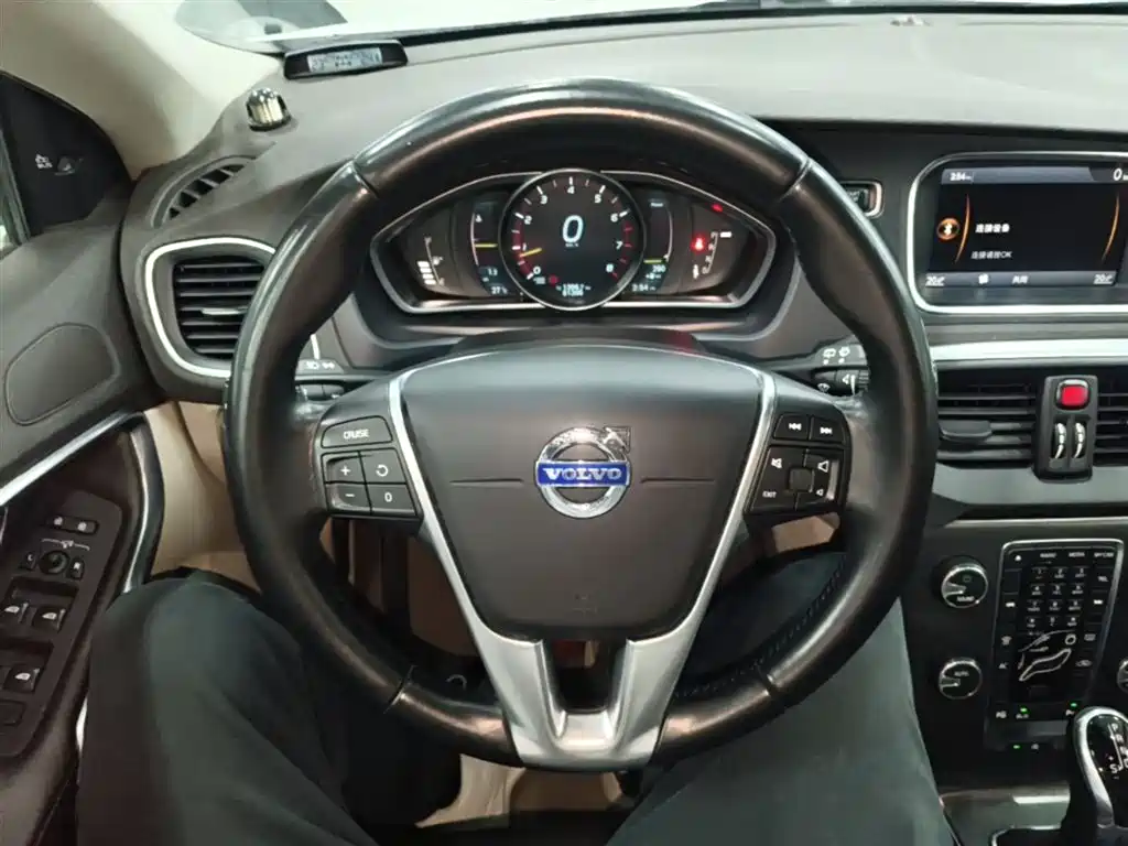 Фото 11 - Volvo V40