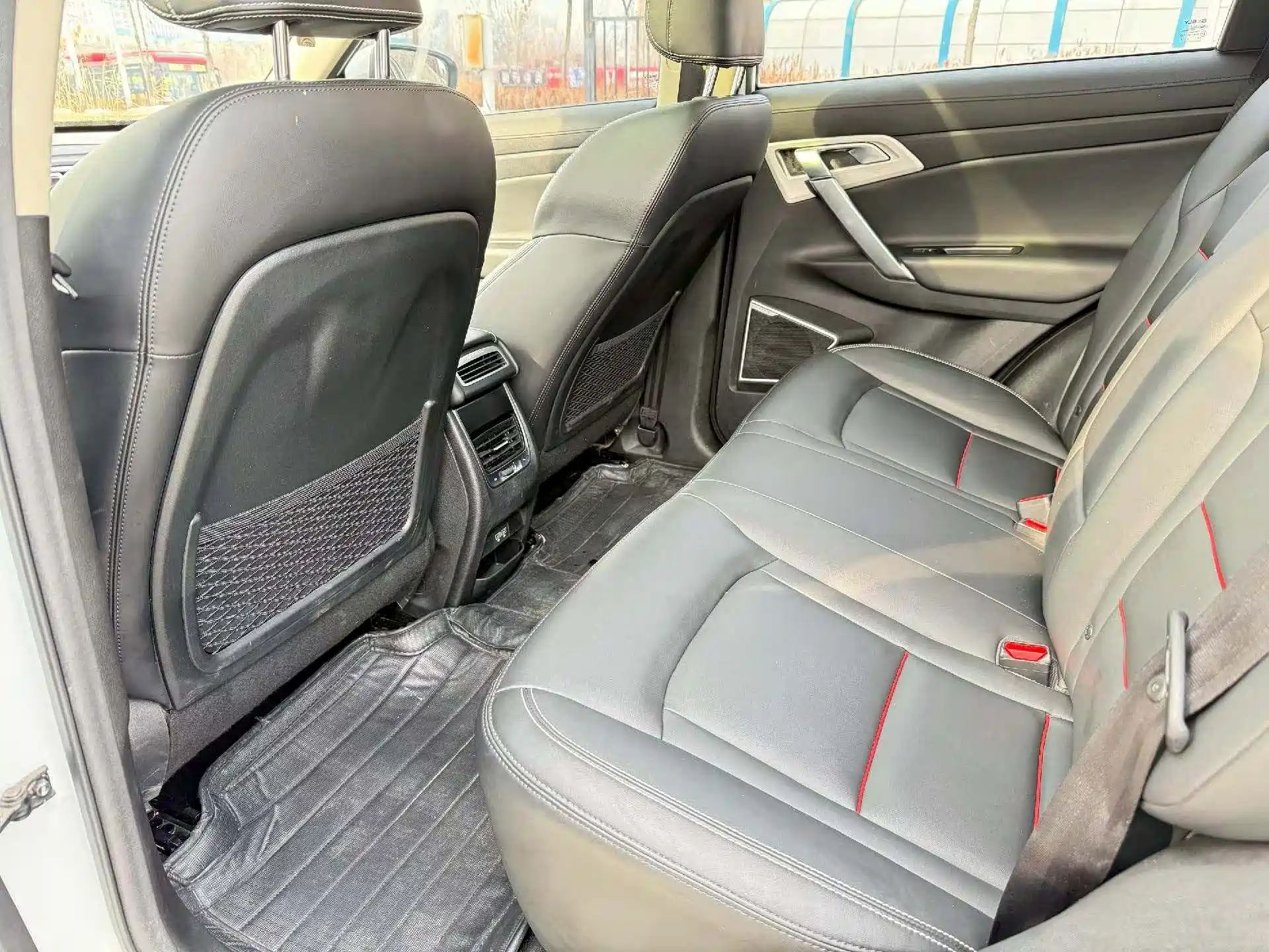 Фото 6 - Geely Atlas