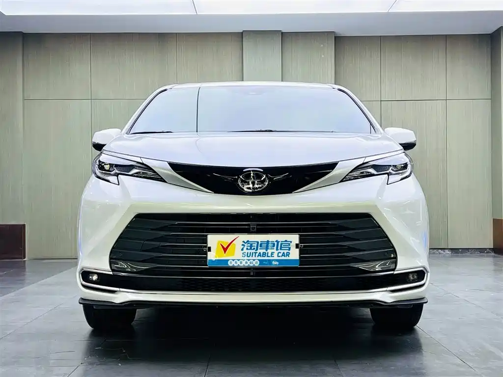 Toyota Sienna 2024 2.5L Hybrid 4WD Premium Edition фото 2