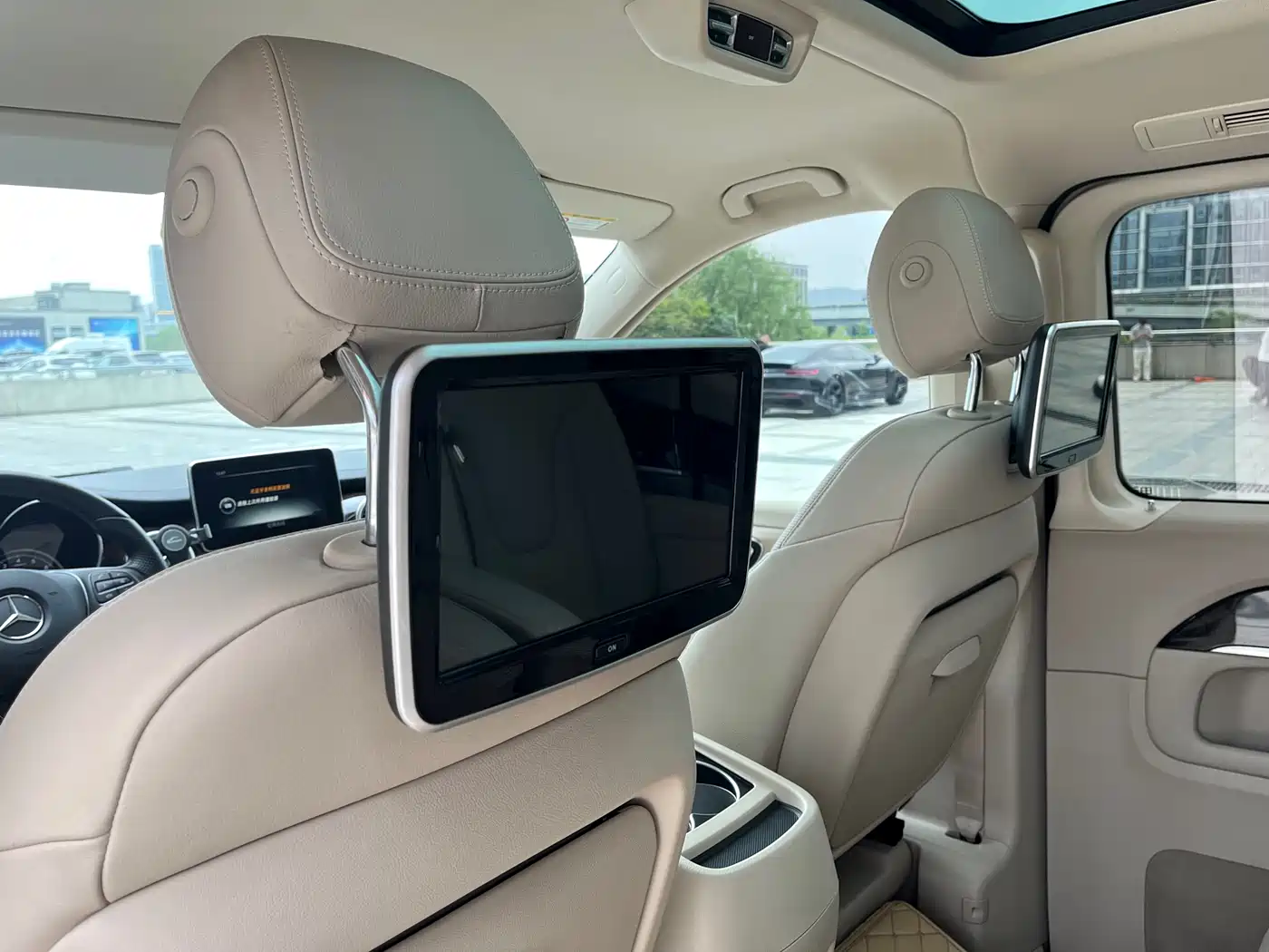 Mercedes-Benz V-Class 2017 Model V 260 L Premium Extended Edition фото 16