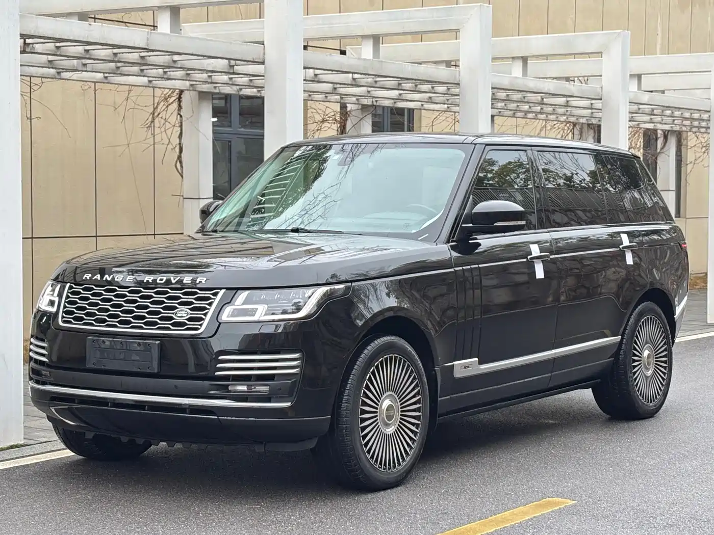 Land Rover Range Rover 2015 3.0 SC V6 Vogue SE Genesis Extended Edition фото 3