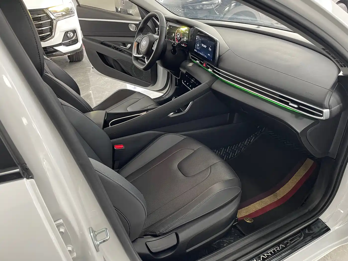 Hyundai Elantra 2022 1.5L CVT LUX Premium Edition фото 7