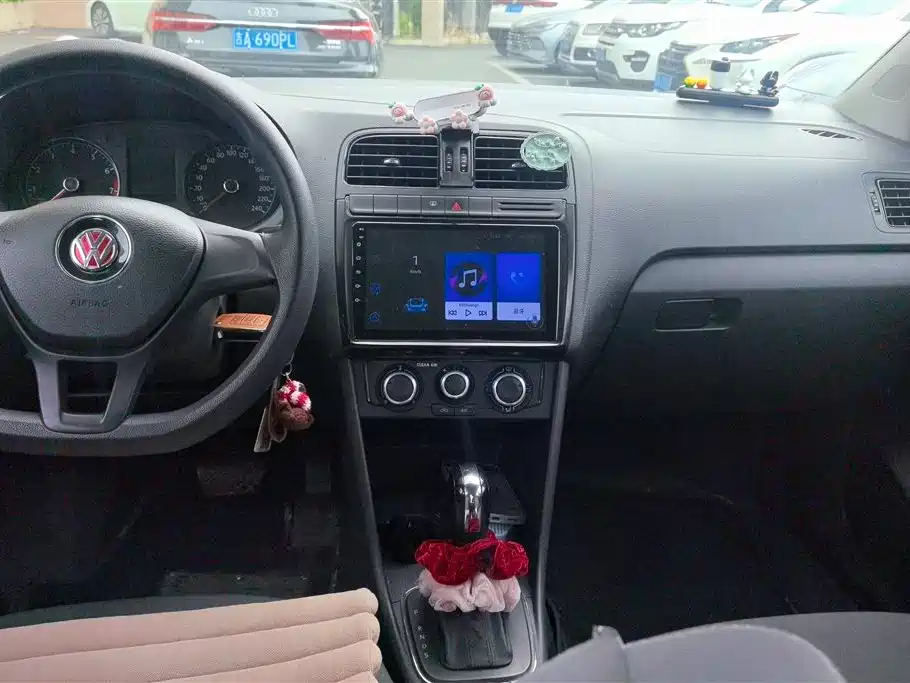 Volkswagen Polo 2016 1.4L Automatic Trend фото 12