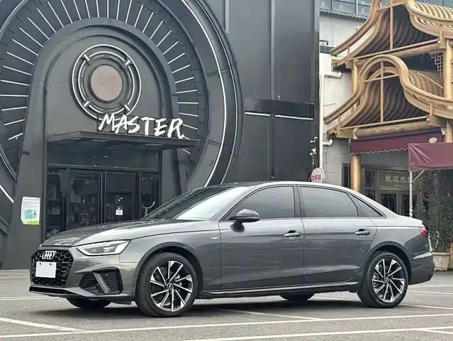 Audi A4L 40 TFSI, Люкс Драйв