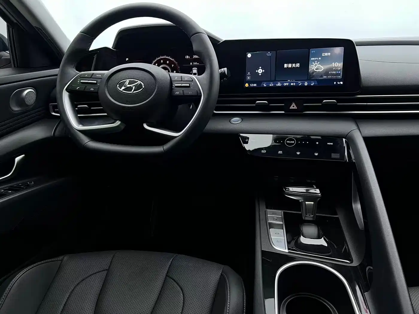 Hyundai Elantra 2021 1.5L CVT LUX Premium Edition фото 12