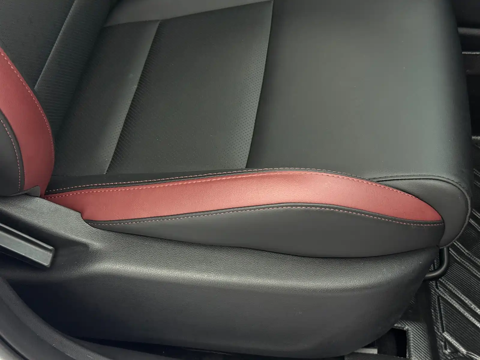 Фото 22 - Geely Coolray