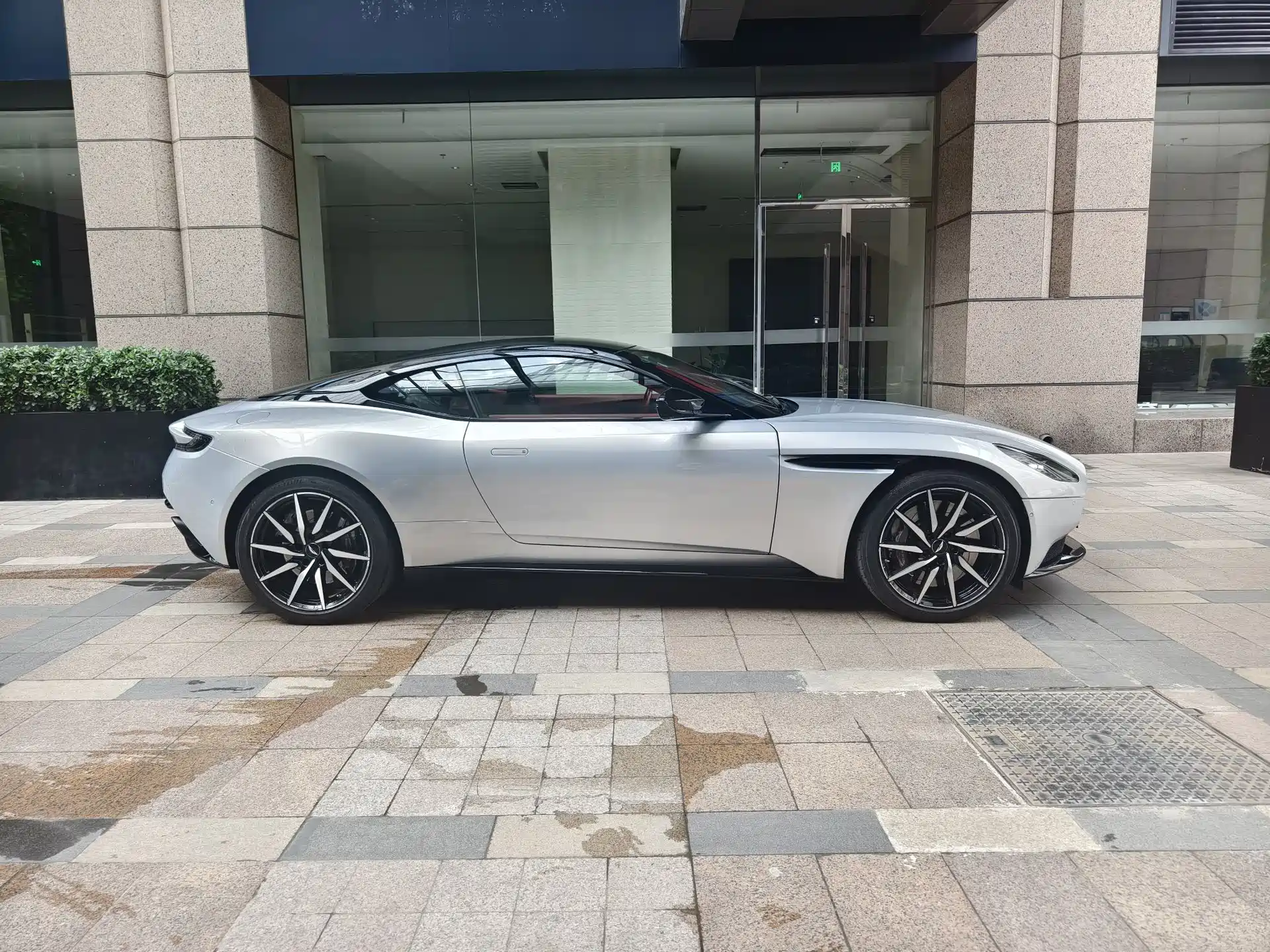 Фото 2 - Aston Martin DB11