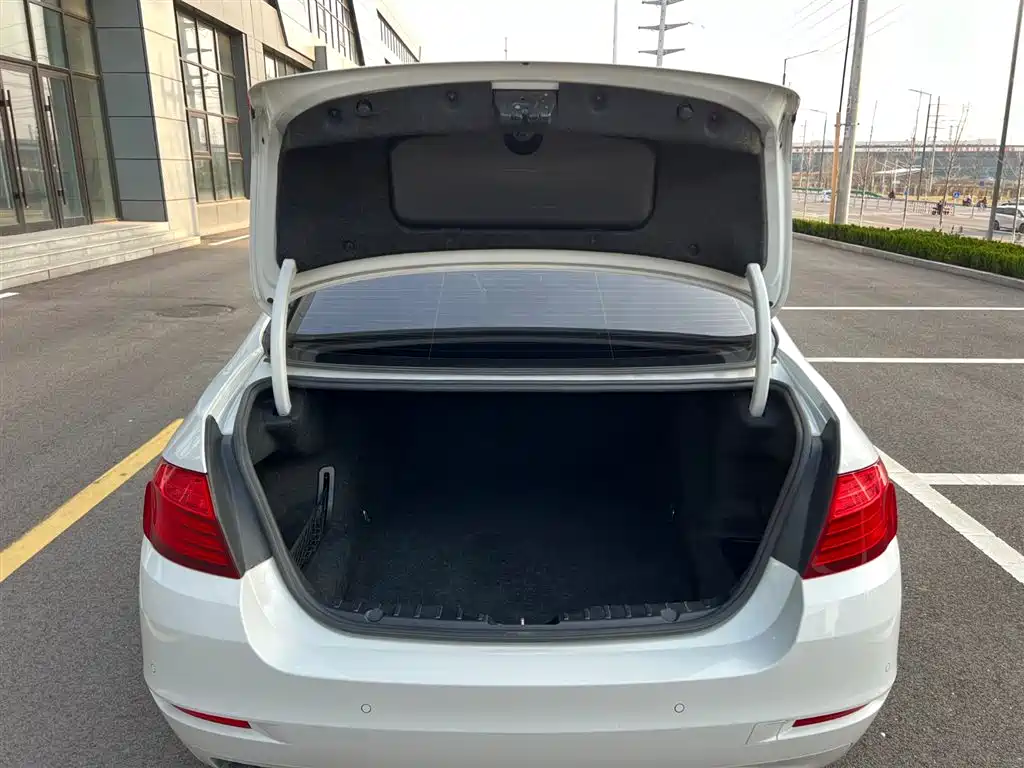 Photo 17 - BMW 5 Series