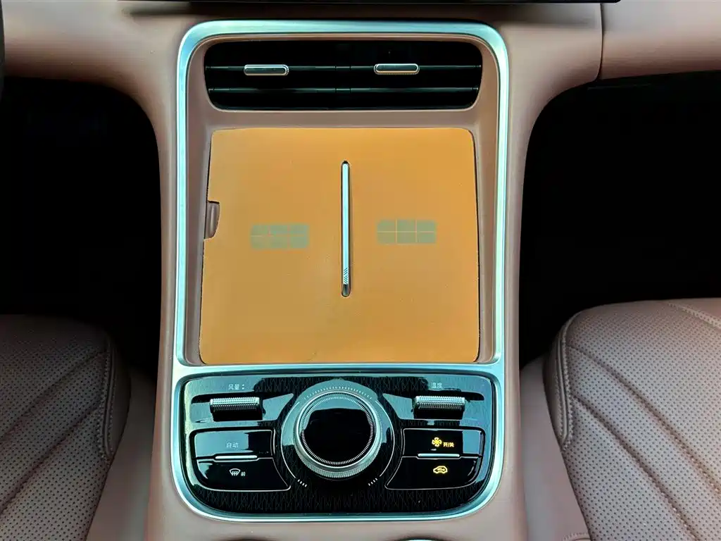 Geely Galaxy Galaxy L6 2025 EM-i 140km Voyage Edition фото 27