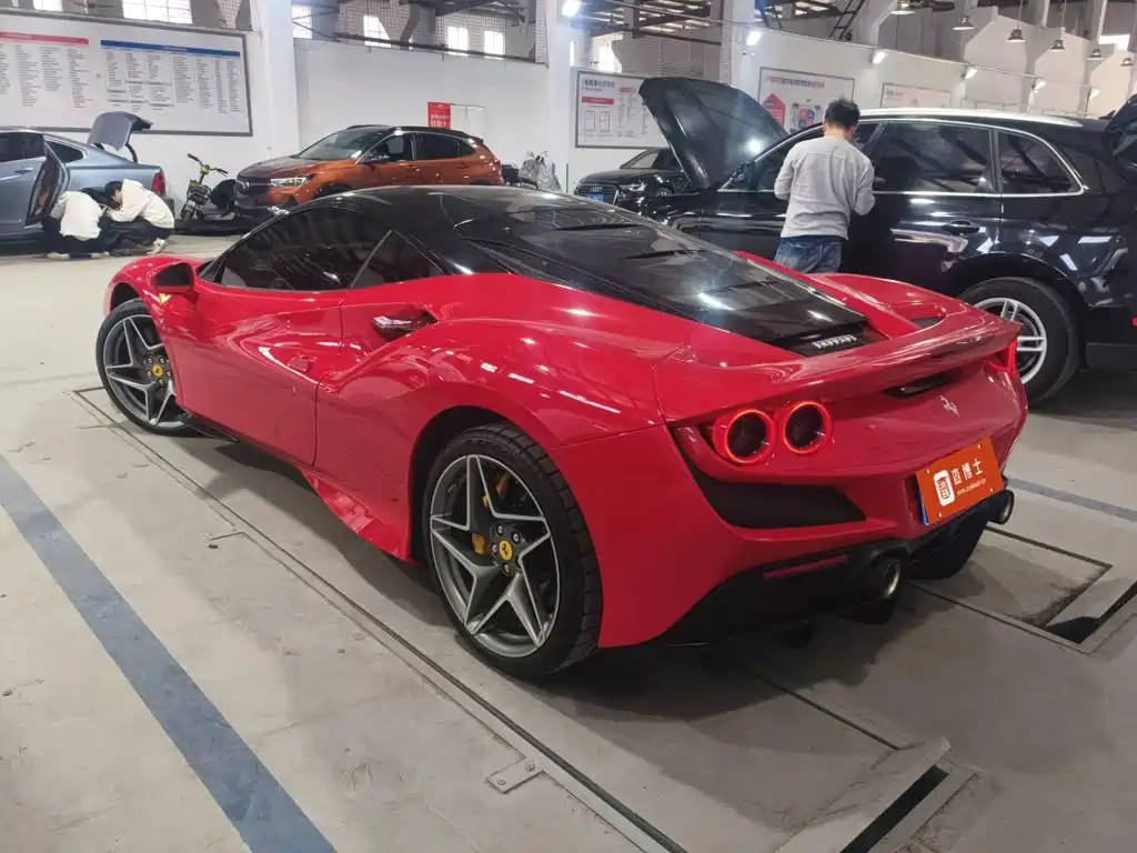 Фото 2 - Ferrari F8