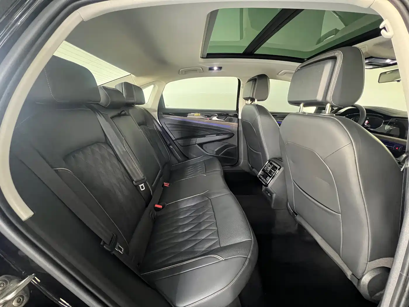 Volkswagen Passat 2020 Facelift 330TSI Luxury China VI фото 17