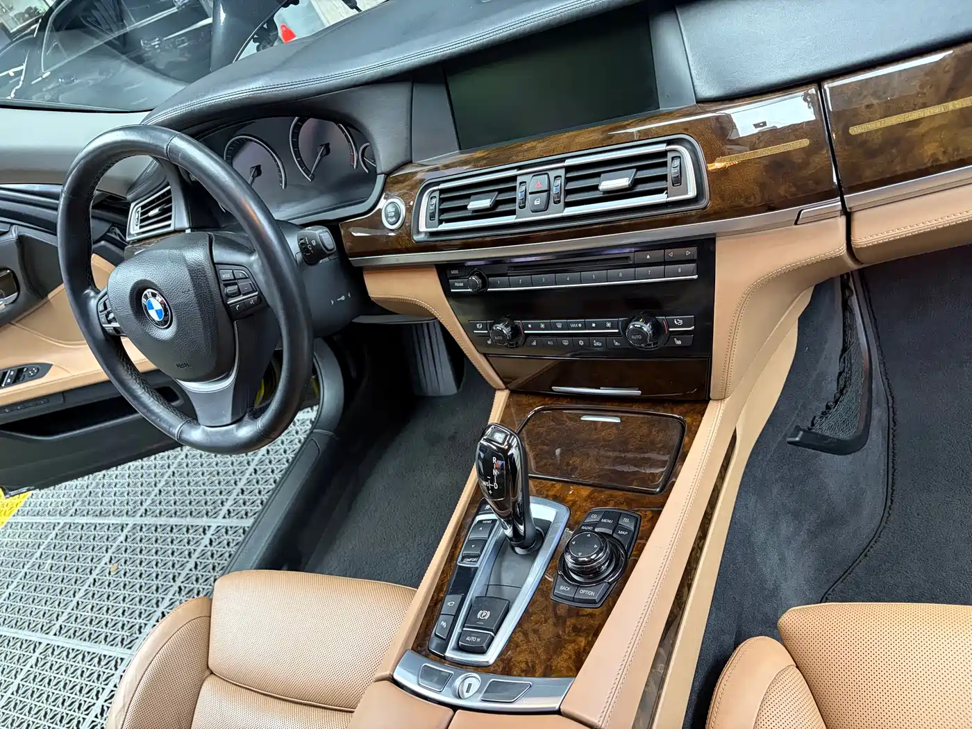 BMW 7 Series 2010 760Li фото 18