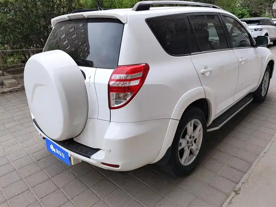 Toyota RAV4 Rongfang 2011 2.0L Automatic Luxury Edition фото 3