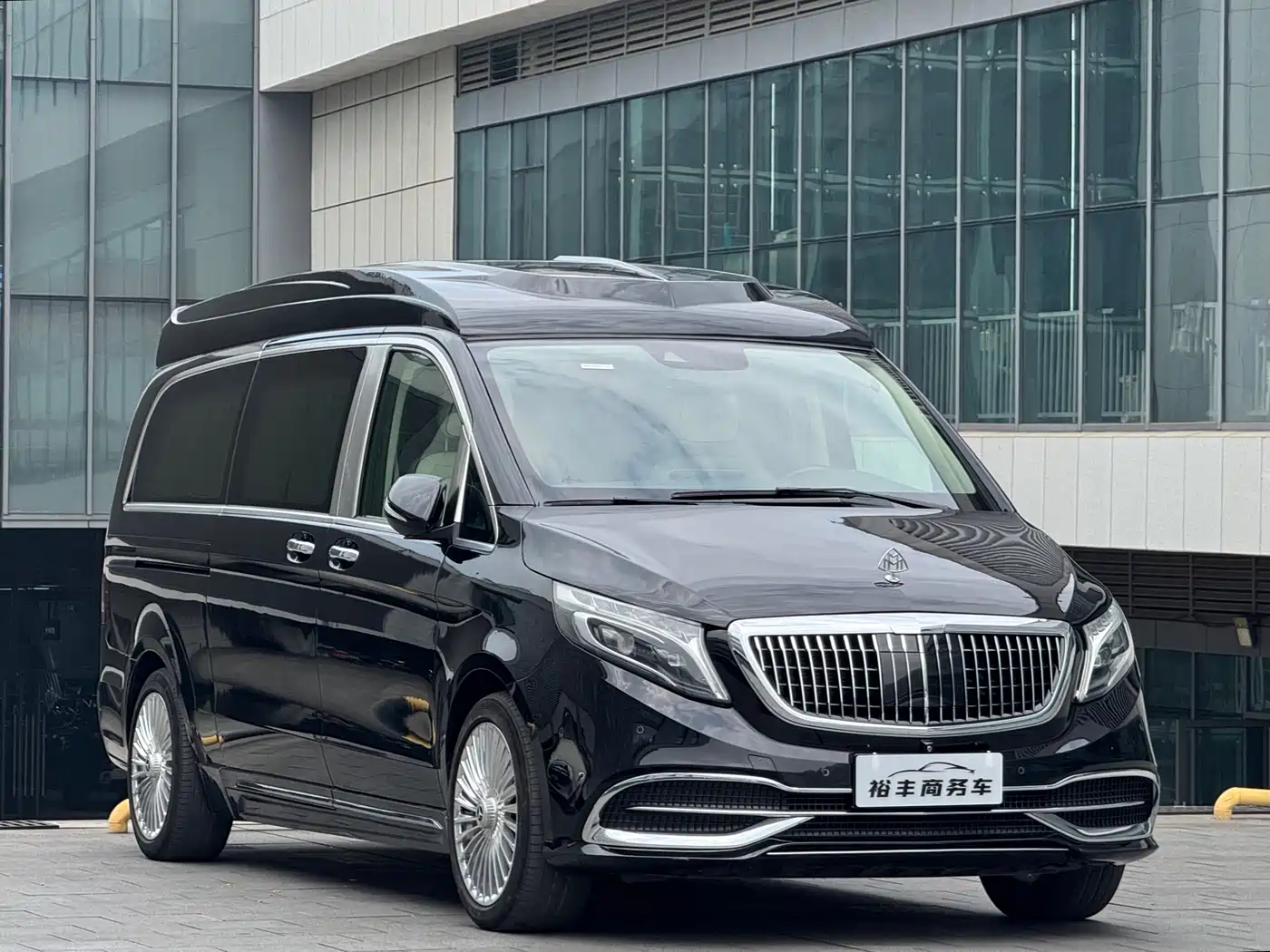 Mercedes-Benz V-Class 2018 V 260 L Premium Long Wheelbase Edition China VI фото 3