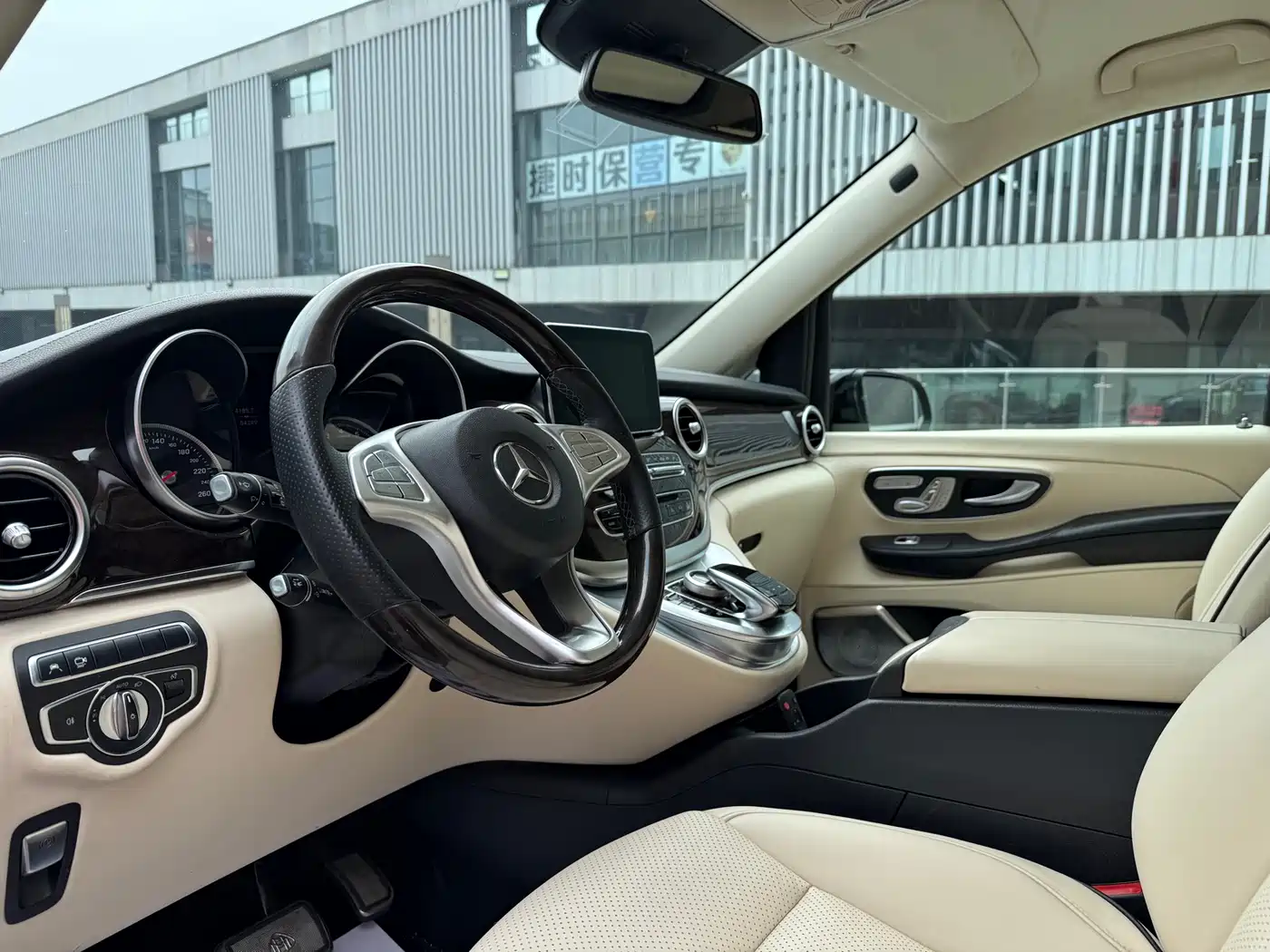Mercedes-Benz V-Class 2018 V 260 L Premium Long Wheelbase Edition China VI фото 8