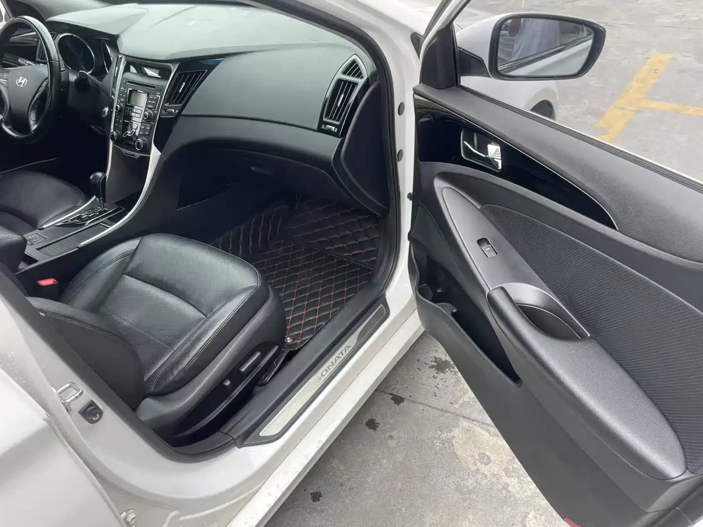 Hyundai Sonata 2014 2.0L Automatic Luxury фото 18
