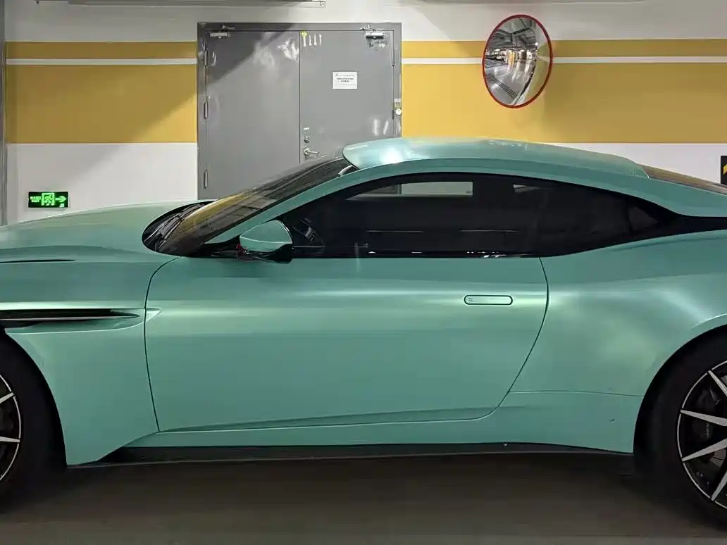 Фото 8 - Aston Martin DB11
