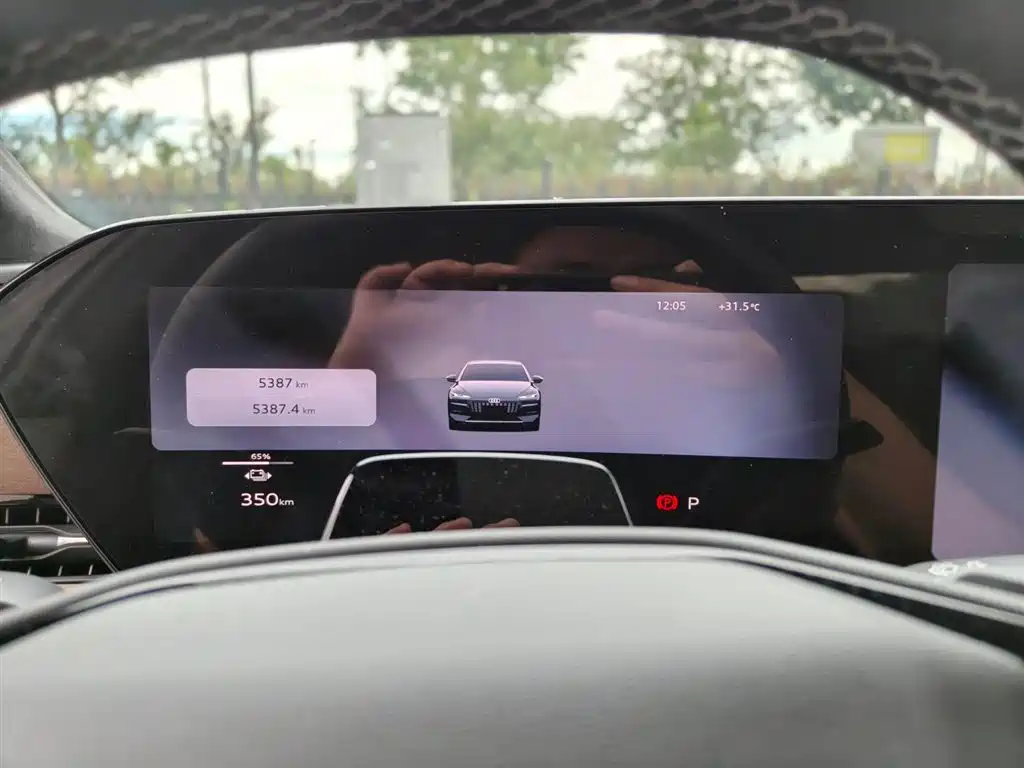 Photo 7 - Audi A6L e-tron
