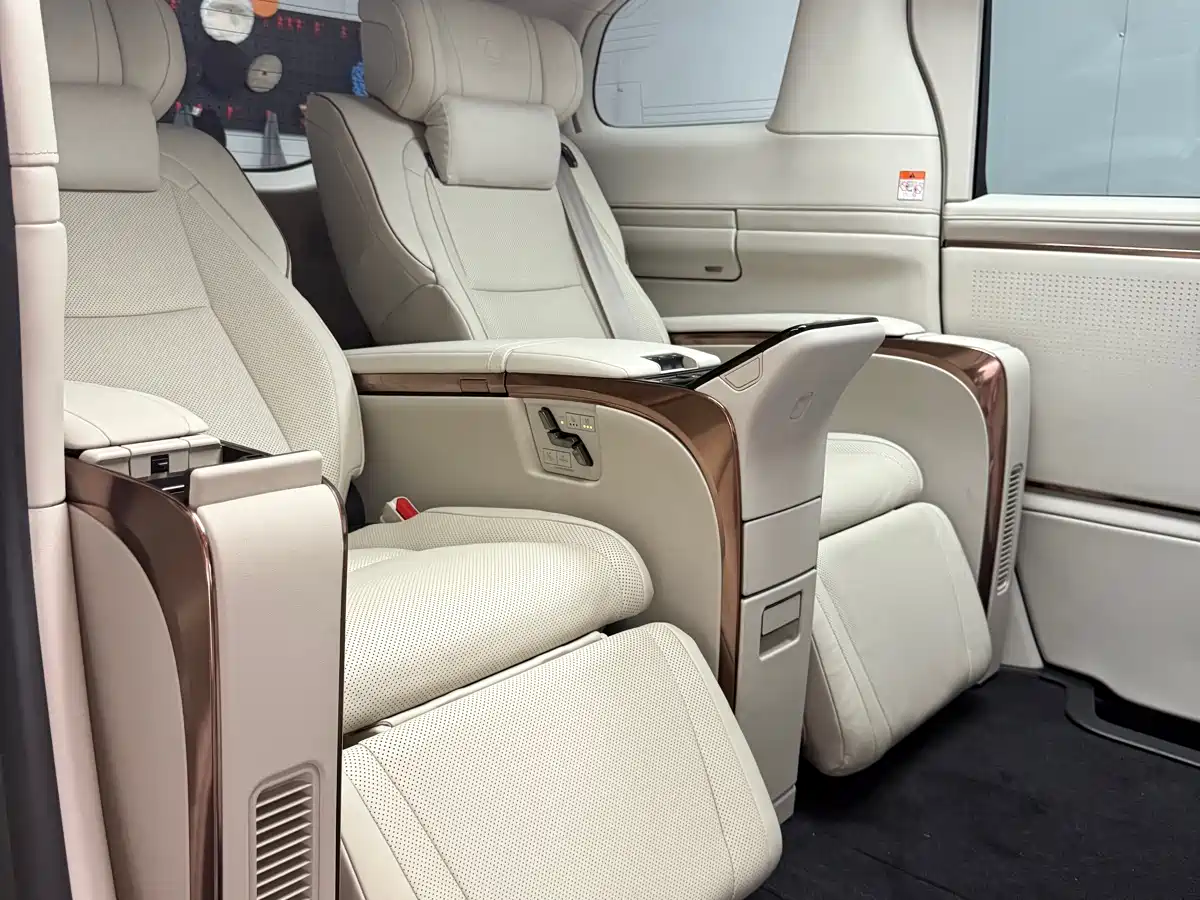 Lexus LM 2025 Model 500h Four-Seater Imperial Edition фото 3