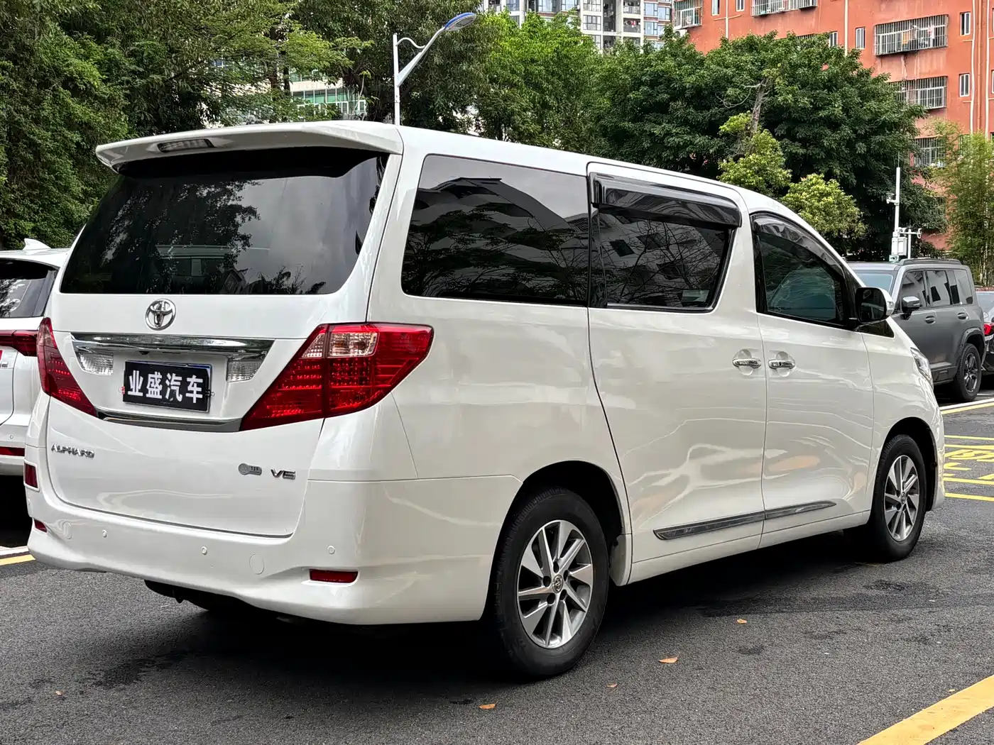 Toyota Alphard 2011 3.5L Luxury Edition фото 4