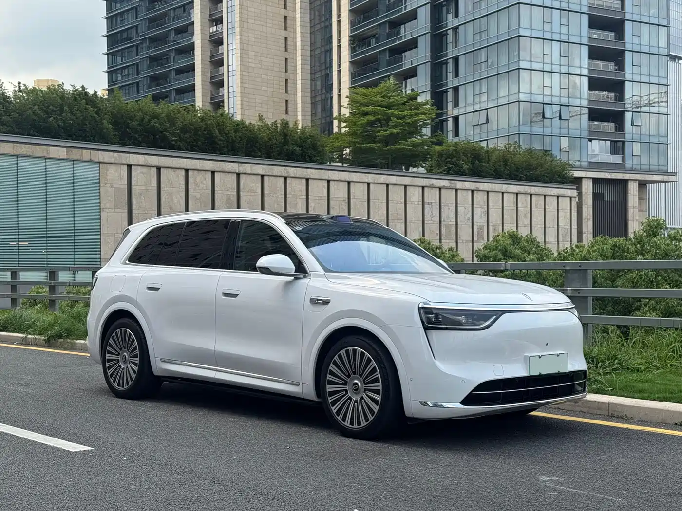 AITO Wenjie AITO M8 2025 Extended Range Ultra 53.4kWh 6-Seater фото 3