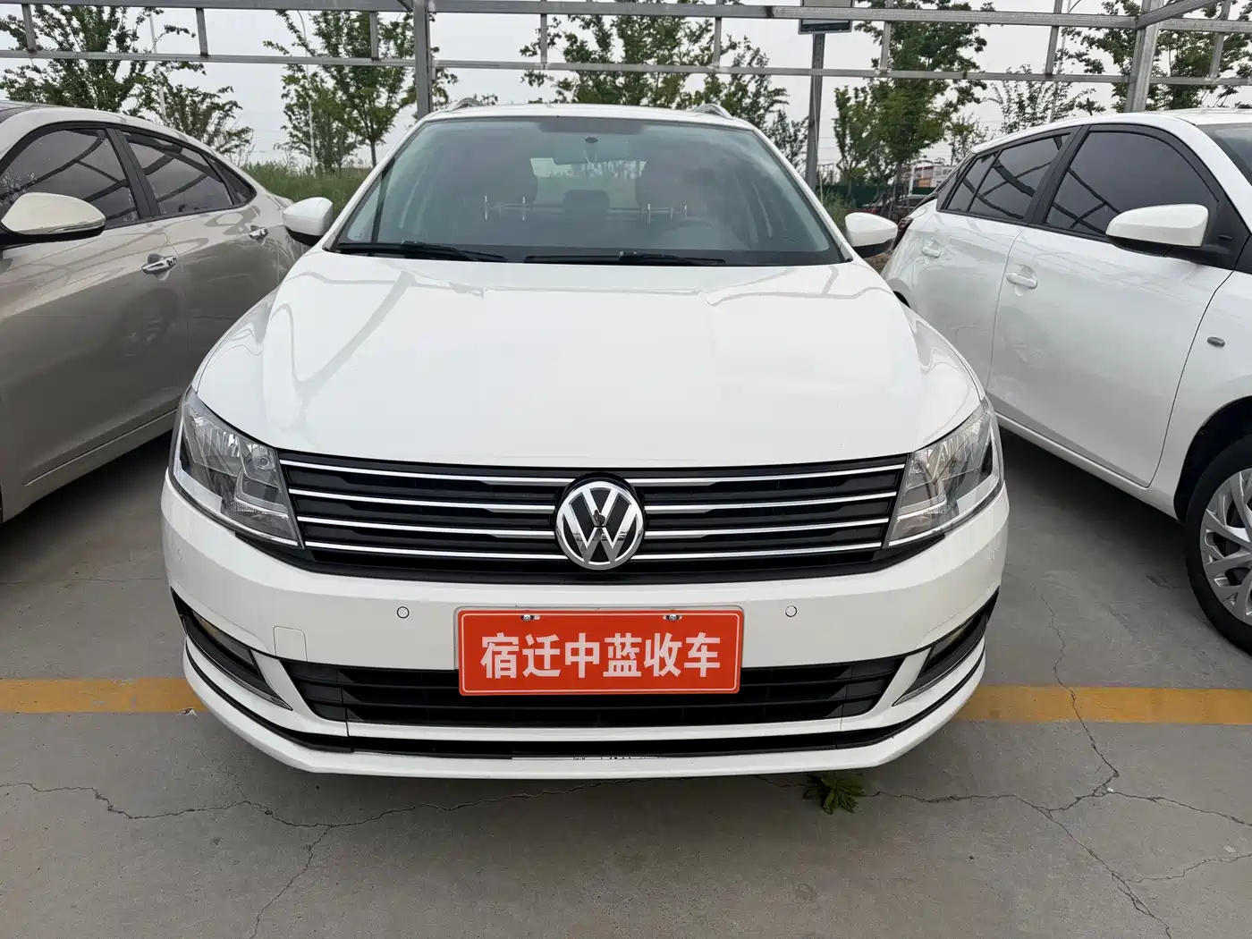 Volkswagen Lavida Tour 2015 1.6L Automatic Comfort Edition фото 2