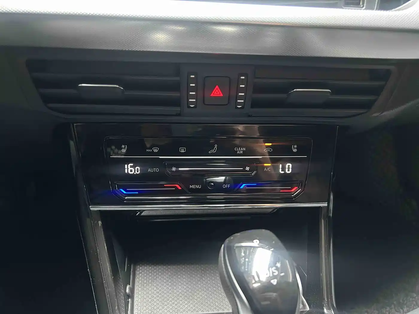 Volkswagen Passat 2025 Outstanding 380TSI Dragon Soaring Edition фото 15