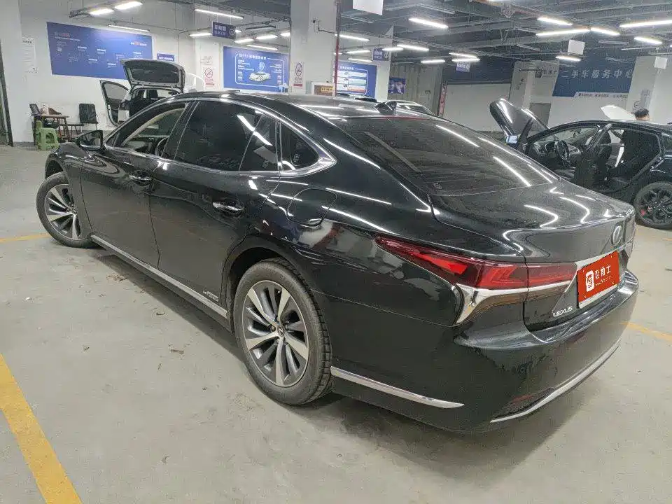 Фото 7 - Lexus LS